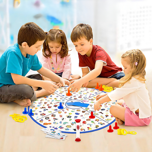 Kinderen spelen Little Detective Kaartspel
